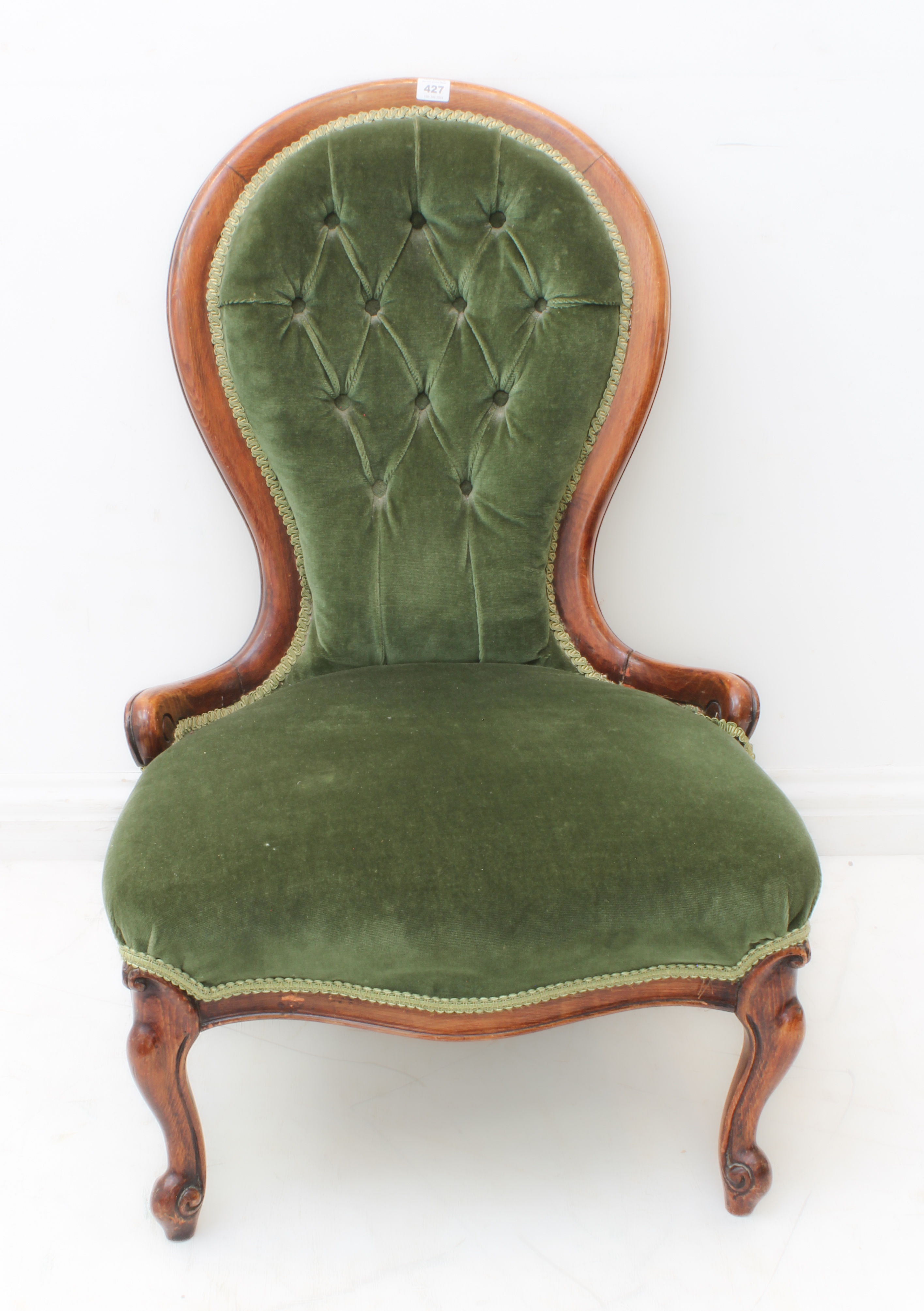 A 19th century buttonback upholstered nursing chair raised on moulded cabriole front legs. - Bild 2 aus 3