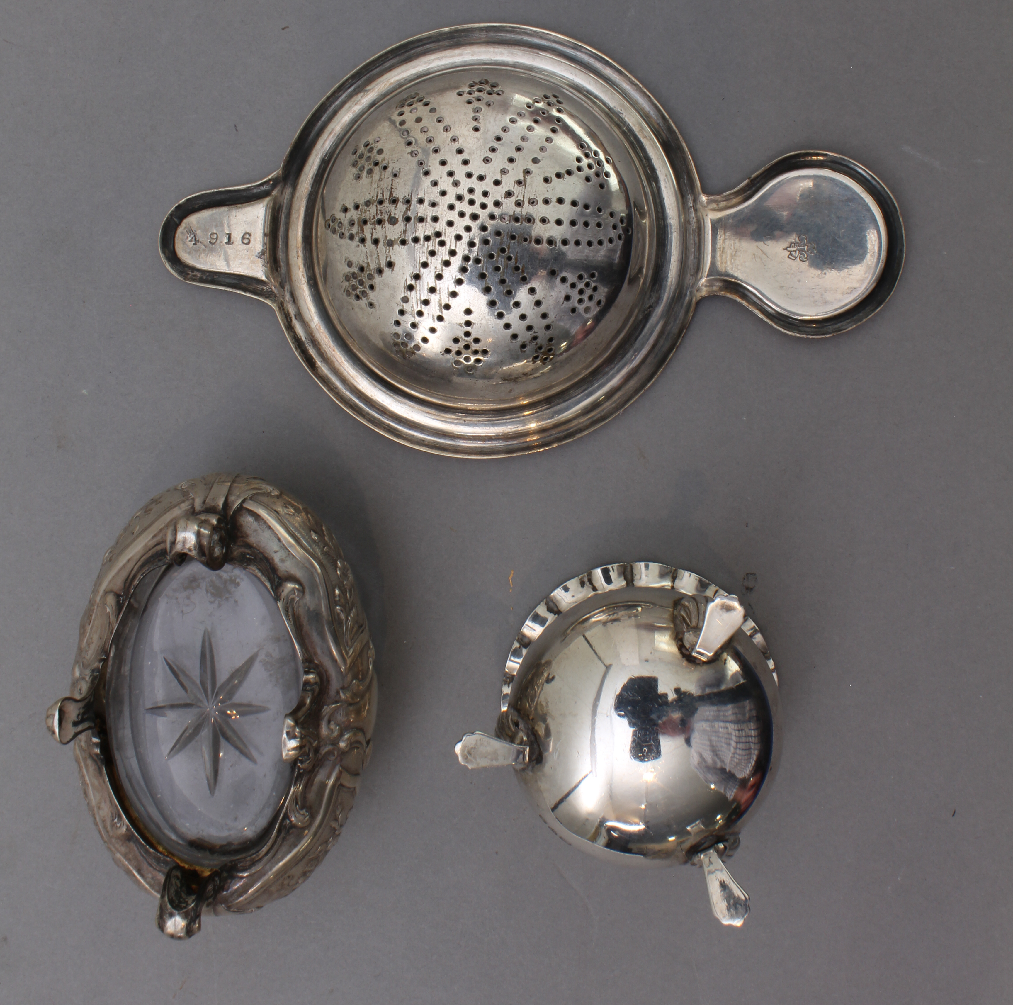 An assortment of silver comprising: 1. a continental silver strainer; 2. a pair of cauldron-shaped - Image 3 of 5