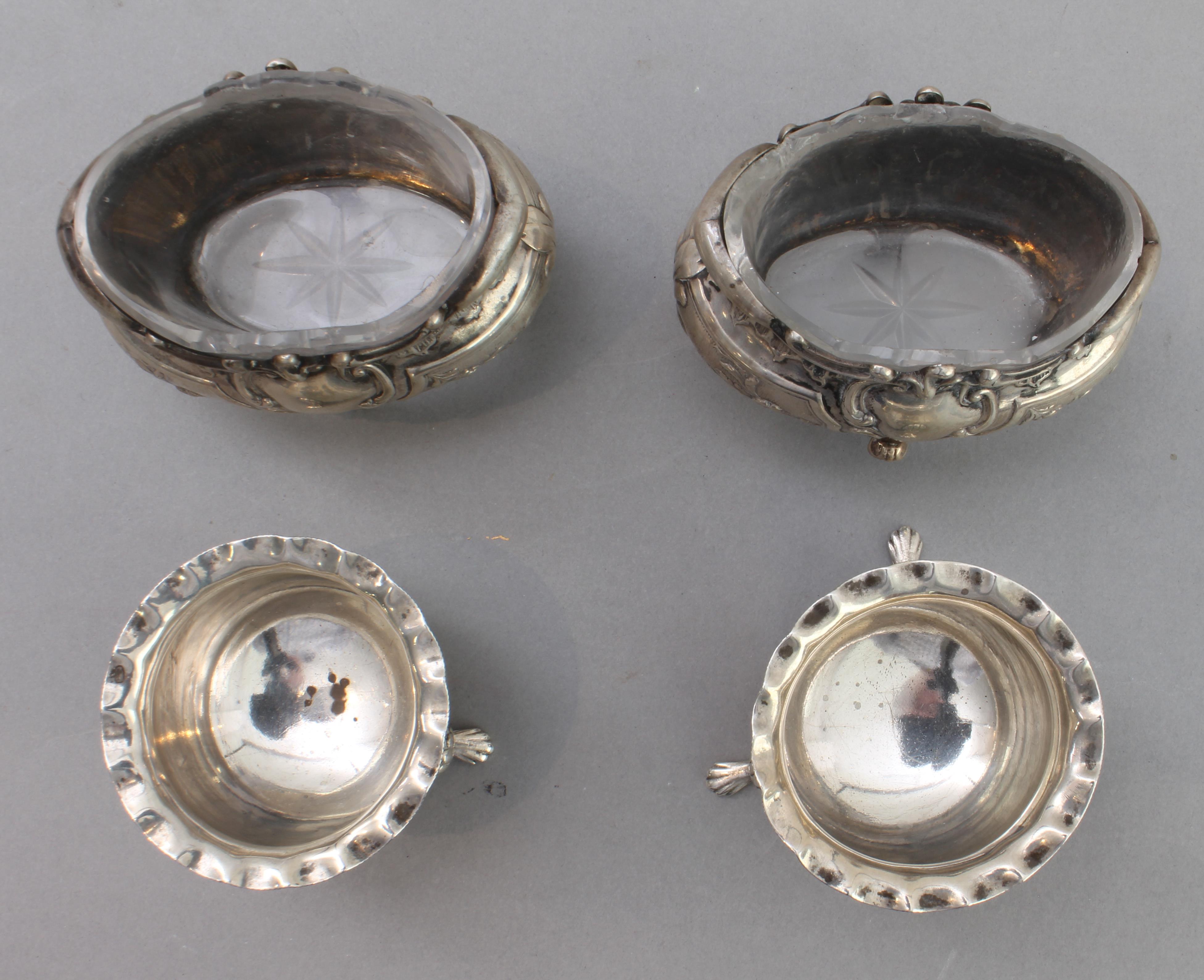 An assortment of silver comprising: 1. a continental silver strainer; 2. a pair of cauldron-shaped - Image 2 of 5