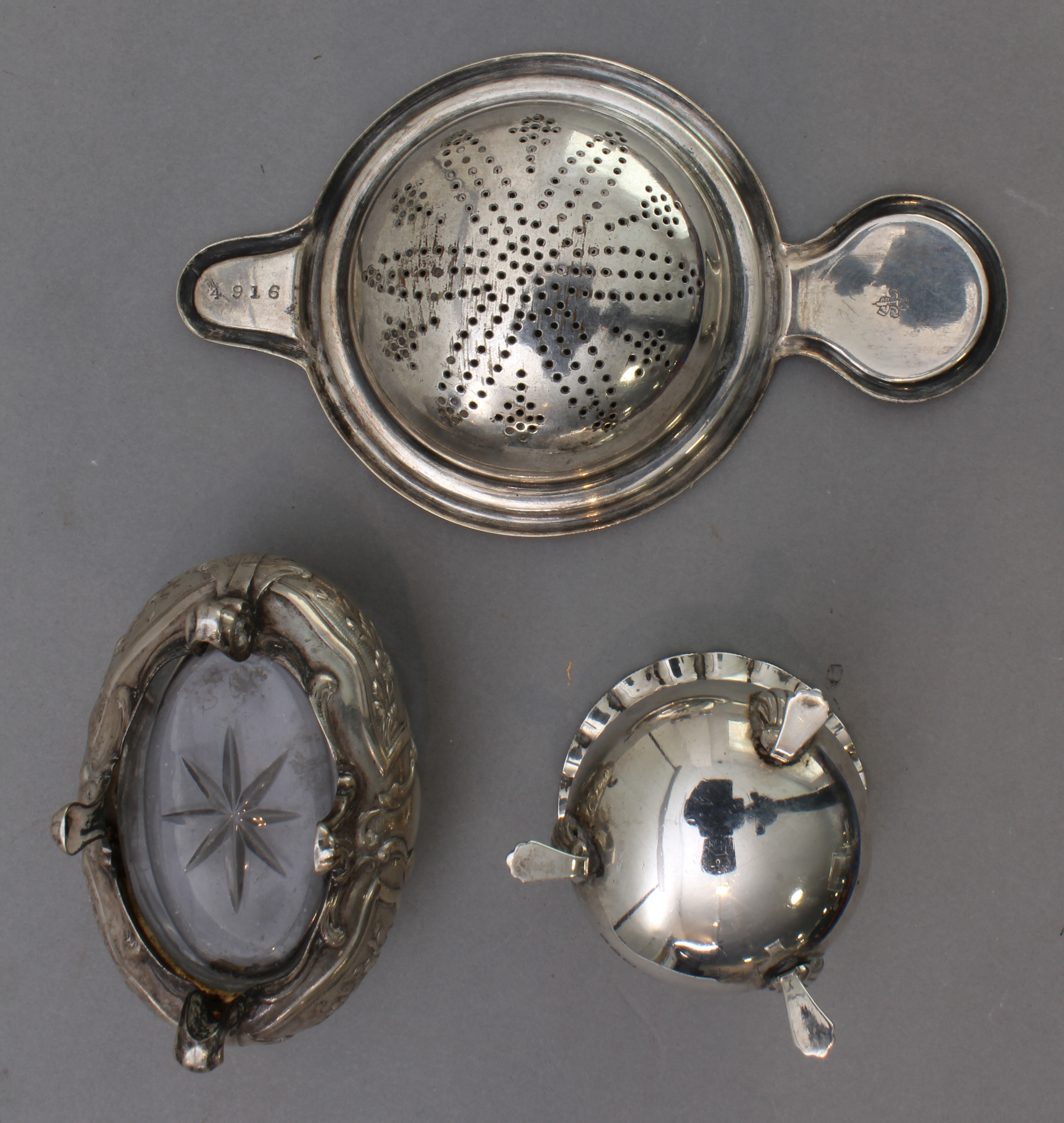 An assortment of silver comprising: 1. a continental silver strainer; 2. a pair of cauldron-shaped - Image 4 of 5