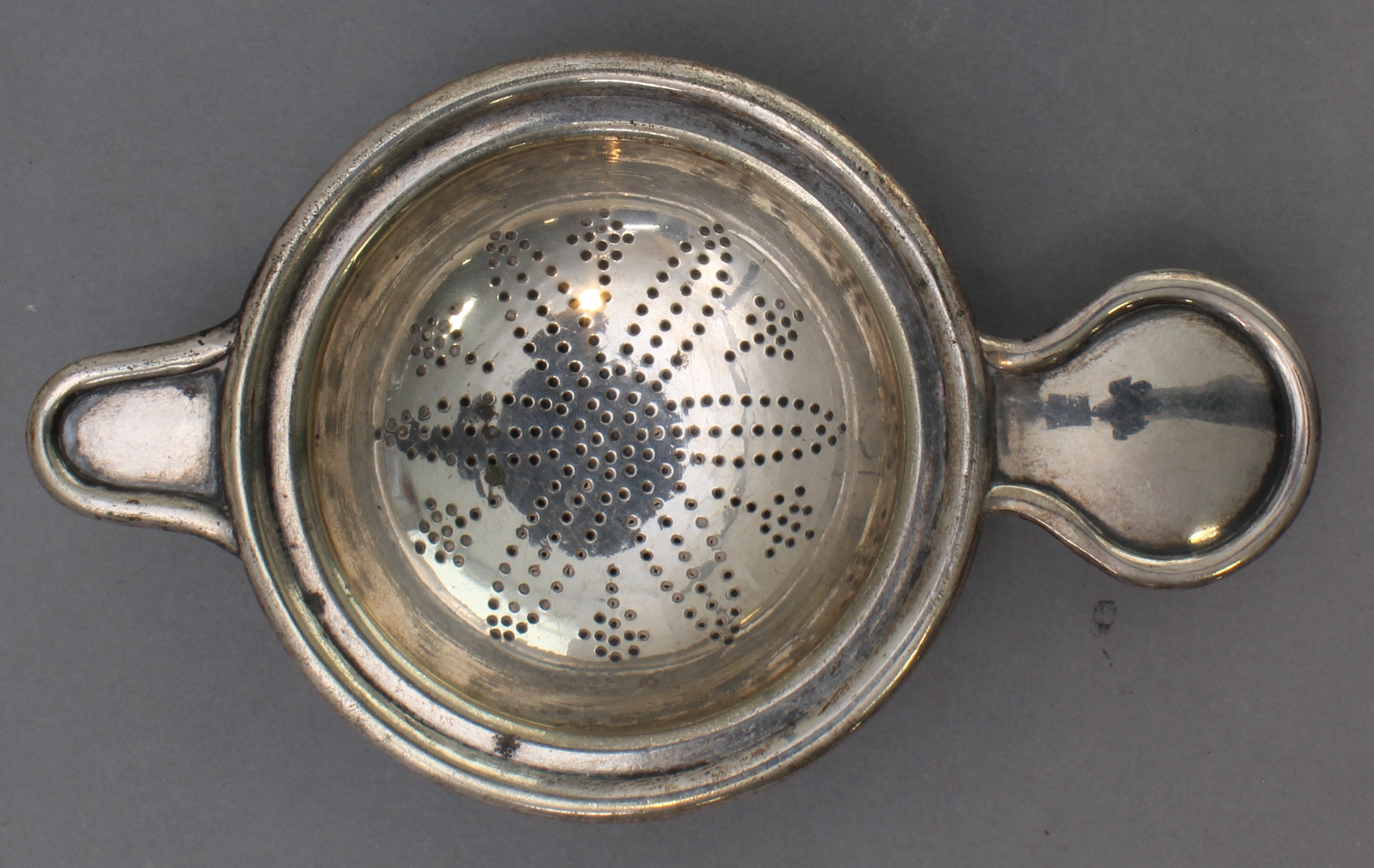 An assortment of silver comprising: 1. a continental silver strainer; 2. a pair of cauldron-shaped - Image 5 of 5