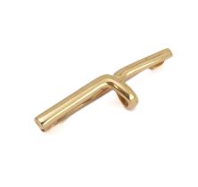 A small 15-carat rose gold bar brooch of horizontal form and with a U-shaped outset bend to the