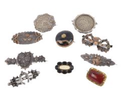 A small collection of Victorian brooches - including a 9ct gold and banded agate target brooch, 26