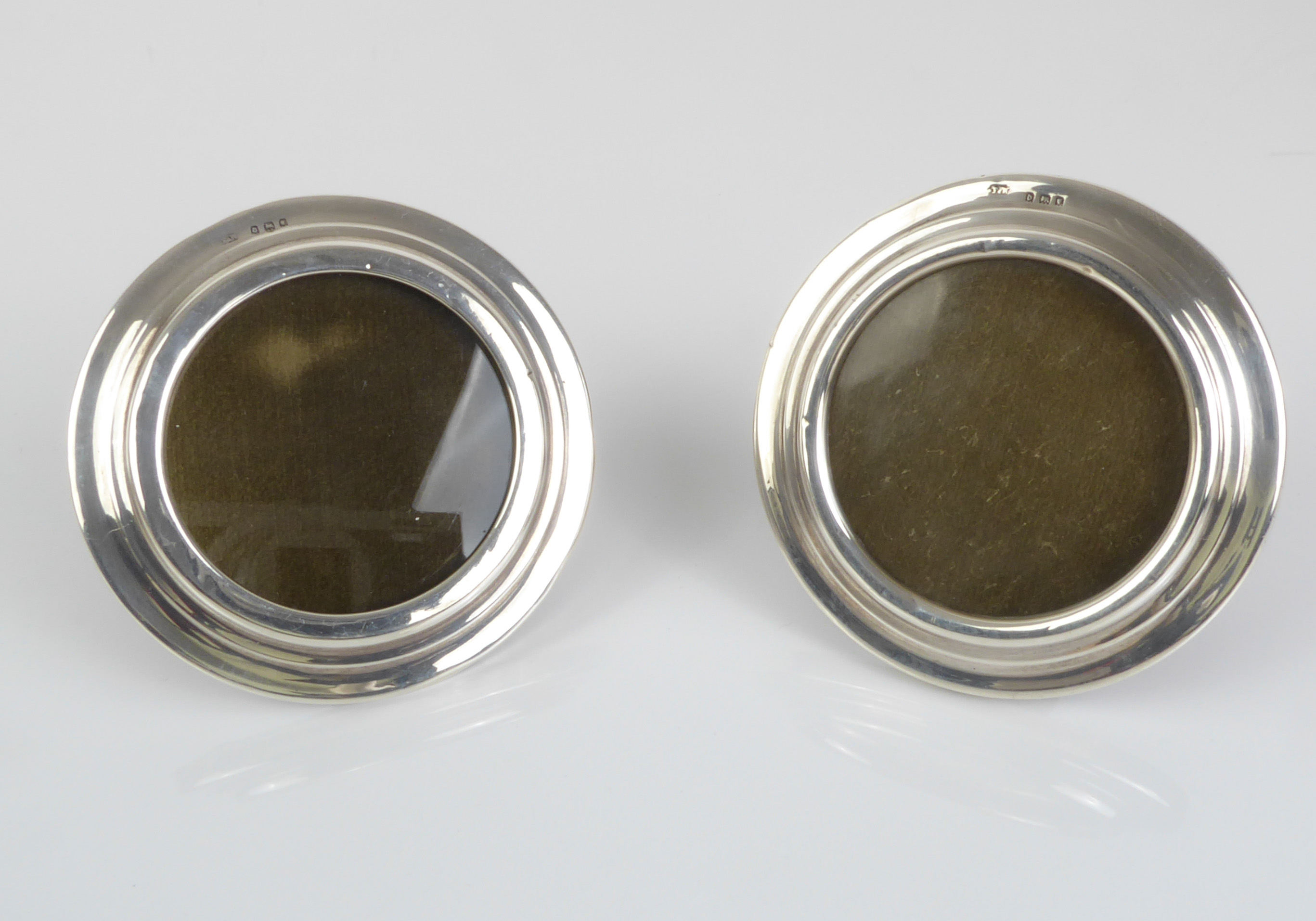 A silver selection to include - a pair of small circular hallmarked silver easel-style photograph - Image 4 of 8