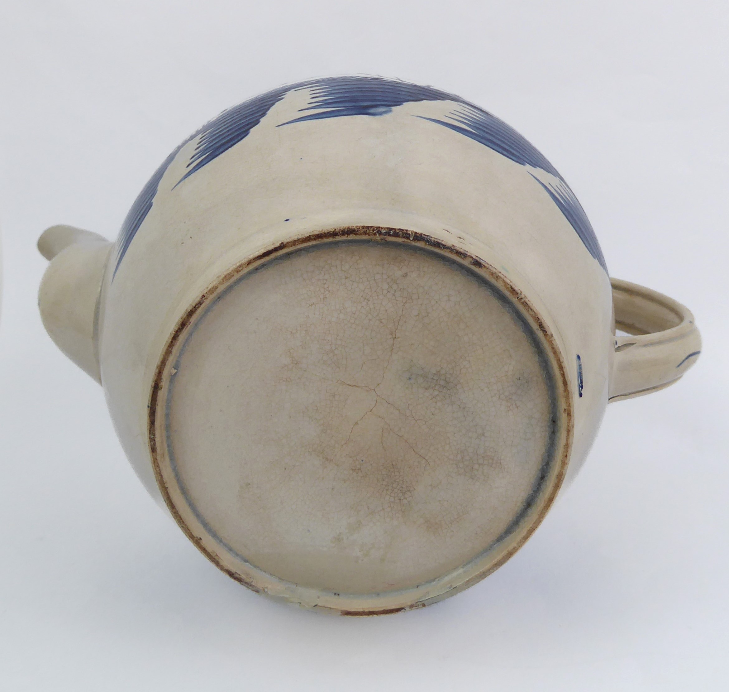 A late 18th century English pearlware hand-painted teapot with blue and white floral design (with - Image 6 of 6