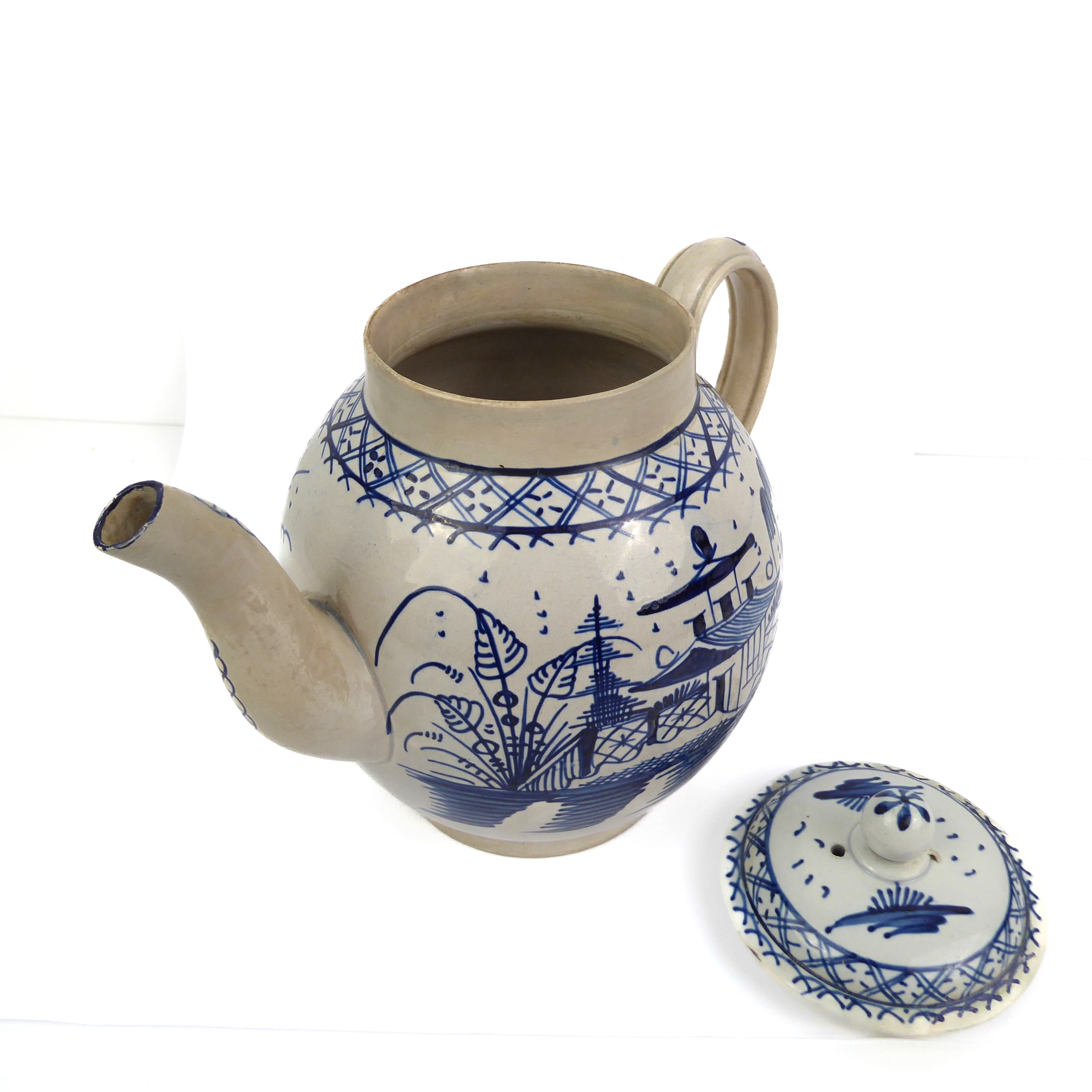 A late 18th century English pearlware hand-painted teapot with blue and white floral design (with - Image 5 of 6