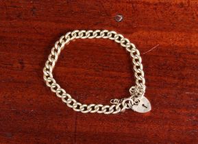 A 9ct gold curb link bracelet with heart padlock clasp - stamped '375', approx. 17.5cm. long, with