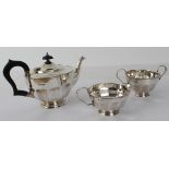 A hallmarked silver three-piece rea service by Elizabeth Viner to comprise: teapot, two-handled