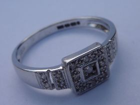 A 9-carat white gold dress ring mounted with diamonds in high Art Deco style, ring size S