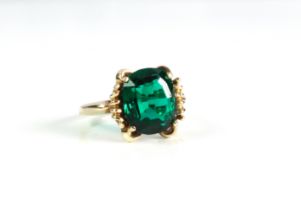 A vintage 9ct yellow gold and green stone ring - import hallmarks for Birmingham 1960, the stone