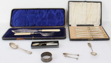A late-Victorian cased set of silver fish servers - Isaac Ellis & Sons, Sheffield 1897, chased