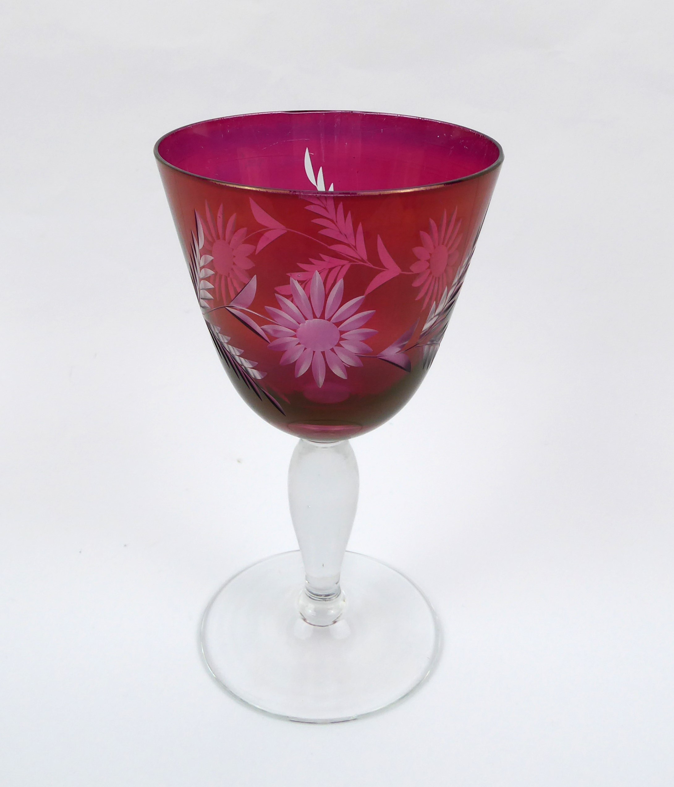 A set of six red overlay wine glasses - Image 3 of 10