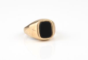 A 9ct yellow gold and onyx signet ring - hallmarked Sheffield 1977, size I½.