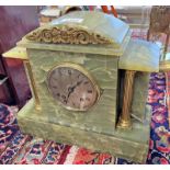 EARLY 20TH CENTURY GREEN ONYX MANTLE CLOCK WITH SILVERED DIAL AND BRASS COLUMNS 29 CM TALL