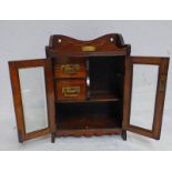 EARLY 20TH CENTURY OAK TABLE TOP CABINET WITH 2 GLAZED DOOR & FITTED INTERIOR 45 CM TALL