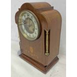 LATE 19TH CENTURY INLAID MAHOGANY MANTLE CLOCK WITH SHAPED TOP AND BRASS COLUMNS 31 CM TALL