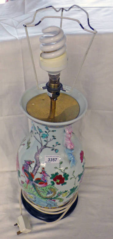 ORIENTAL PORCELAIN TABLE LAMP, DECORATED WITH BIRDS, FLOWERS AND ORIENTAL LANDSCAPE, WOODEN BASE.
