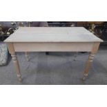 OAK KITCHEN TABLE ON TURNED SUPPORTS 121 CM LONG