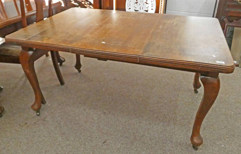 LATE 19TH CENTURY OAK EXTENDING DINING TABLE ON QUEEN ANNE SUPPORTS