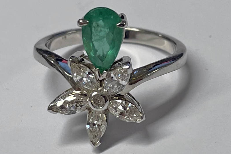 18CT GOLD EMERALD & DIAMOND RING WITH PEAR SHAPED EMERALD SET BELOW A FLOWER HEAD CLUSTER OF