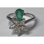 18CT GOLD EMERALD & DIAMOND RING WITH PEAR SHAPED EMERALD SET BELOW A FLOWER HEAD CLUSTER OF
