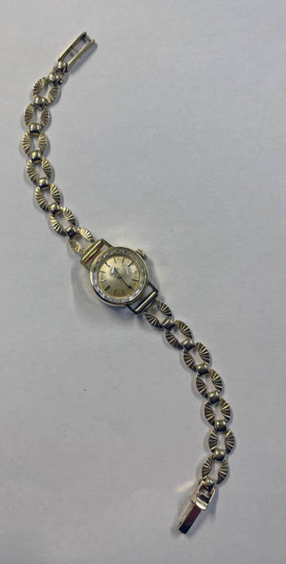 9CT GOLD OMEGA LADIES WRISTWATCH ON A 9CT GOLD BRACELET - 17CM LONG, 16.