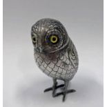 EARLY 20TH CENTURY DUTCH SILVER OWL PEPPER POT WITH HINGED LID - 8CM TALL