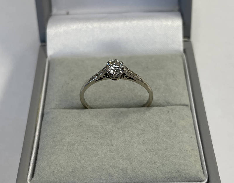 PLATINUM SET DIAMOND SINGLE STONE RING WITH DIAMOND SET SHOULDERS, THE PRINCIPAL DIAMOND APPROX 0.