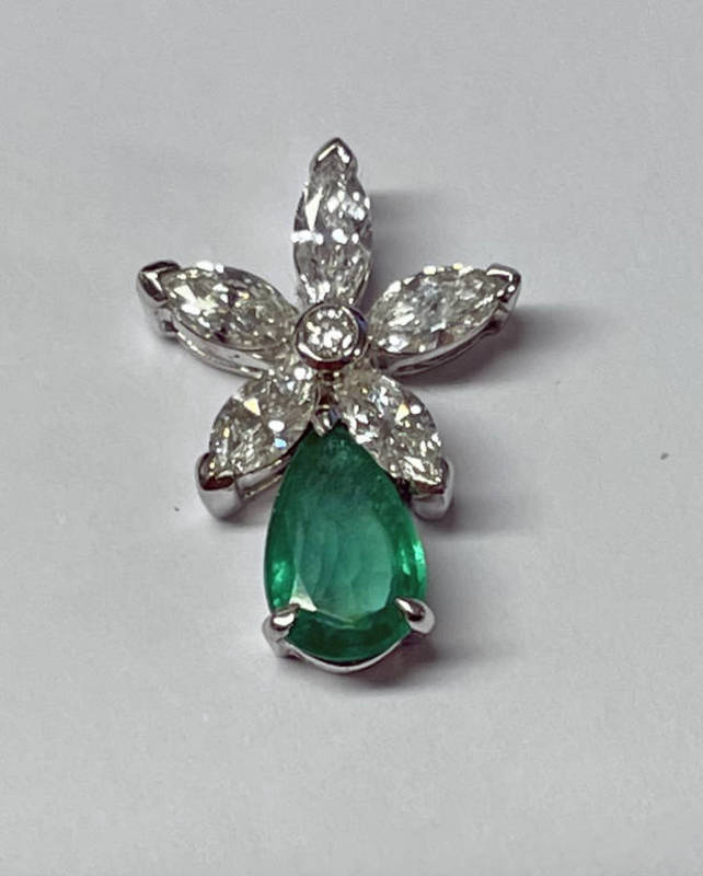 18CT GOLD EMERALD & DIAMOND PENDANT WITH A PEAR SHAPED EMERALD SET BELOW A FLOWER HEAD CLUSTER OF
