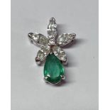 18CT GOLD EMERALD & DIAMOND PENDANT WITH A PEAR SHAPED EMERALD SET BELOW A FLOWER HEAD CLUSTER OF