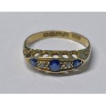 18CT GOLD SAPPHIRE & DIAMOND 5-STONE RING IN SCROLL MOUNT