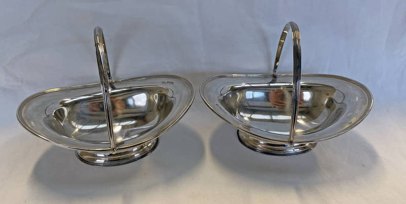 PAIR OF SILVER OVAL SWING HANDLED PEDESTAL BASKETS BY AITKIN BROTHERS, SHEFFIELD 1901 - 16 CM LONG,