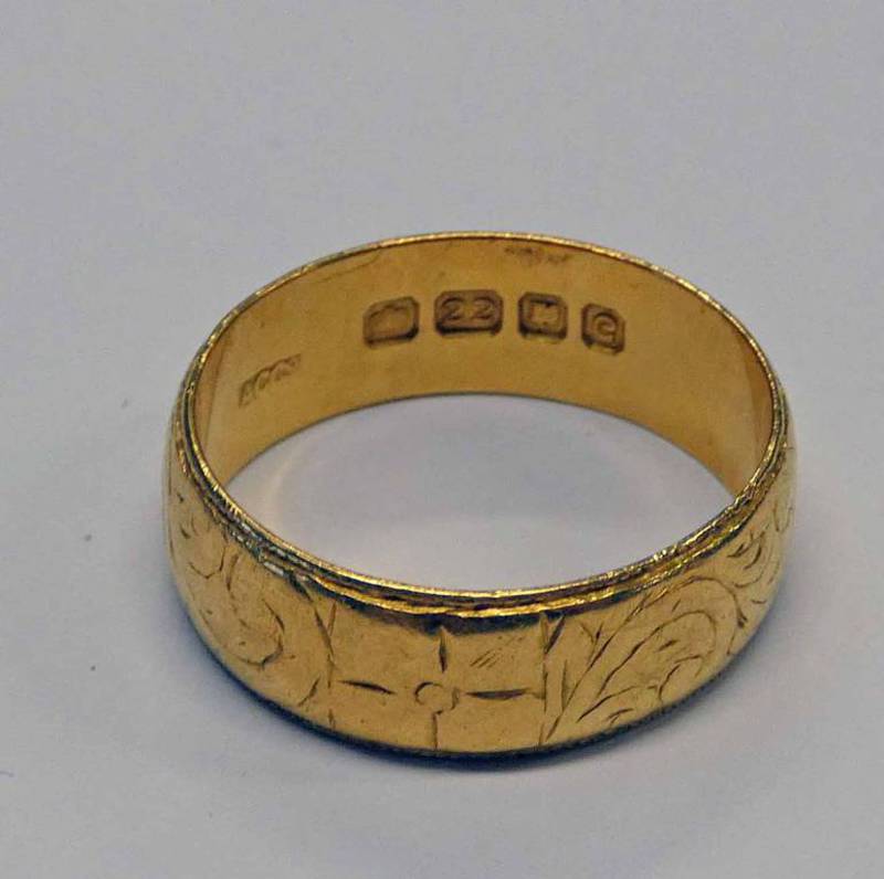 22CT GOLD WEDDING BAND WITH ENGRAVED DECORATION, RING SIZE L, 5.