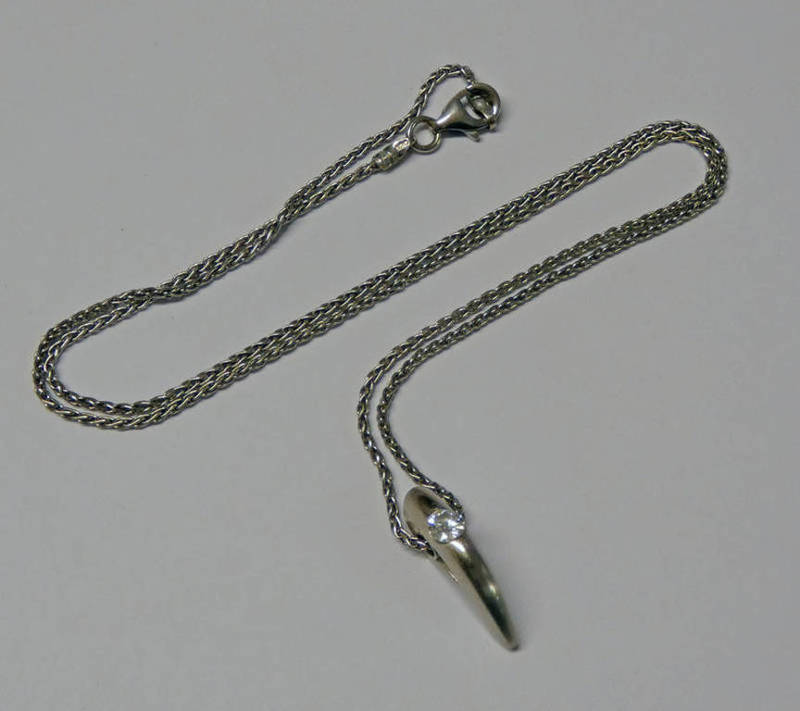 18CT GOLD DIAMOND SET PENDANT ON CHAIN, THE DIAMOND APPROX 0.2 CARATS, 7.