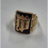 LATE 19TH OR EARLY 20TH CENTURY GOLD & ENAMEL PLAQUE RING WITH INITIAL TO FRONT - RING SIZE Q, 5.