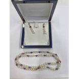 9CT GOLD CULTURED PEARL & AMETHYST BEAD NECKLACE & MATCHING EARRINGS - 51CM