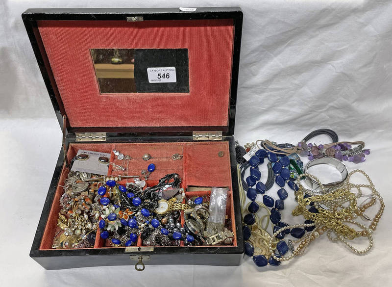 ORIENTAL LACQUER MUSICAL JEWELLERY BOX & CONTENTS OF DECORATIVE JEWELLERY INCLUDING BEAD NECKLACES,