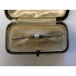 BAR BROOCH SET WITH DIAMONDS & CULTURED PEARL