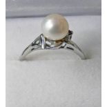 CULTURED PEARL RING IN WHITE METAL SETTING MARKED 18K