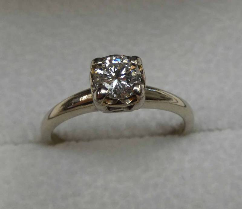 14K WHITE GOLD DIAMOND SOLITAIRE, THE BRILLIANT CUT DIAMOND APPROX 0.