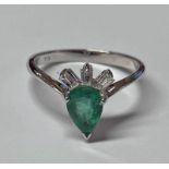 18CT GOLD EMERALD & DIAMOND DRESS RING WITH A PEAR SHAPED EMERALD & BAGUETTE DIAMONDS