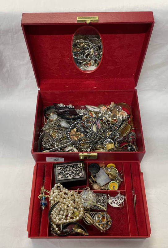 RED LEATHER JEWELLERY BOX AND CONTENTS OF DECORATIVE JEWELLERY INCLUDING NECKLACES, EARRINGS,