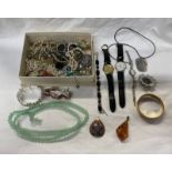 SELECTION OF DECORATIVE JEWELLERY INCLUDING GREEN HARDSTONE BEAD NECKLACE, WRISTWATCHES,