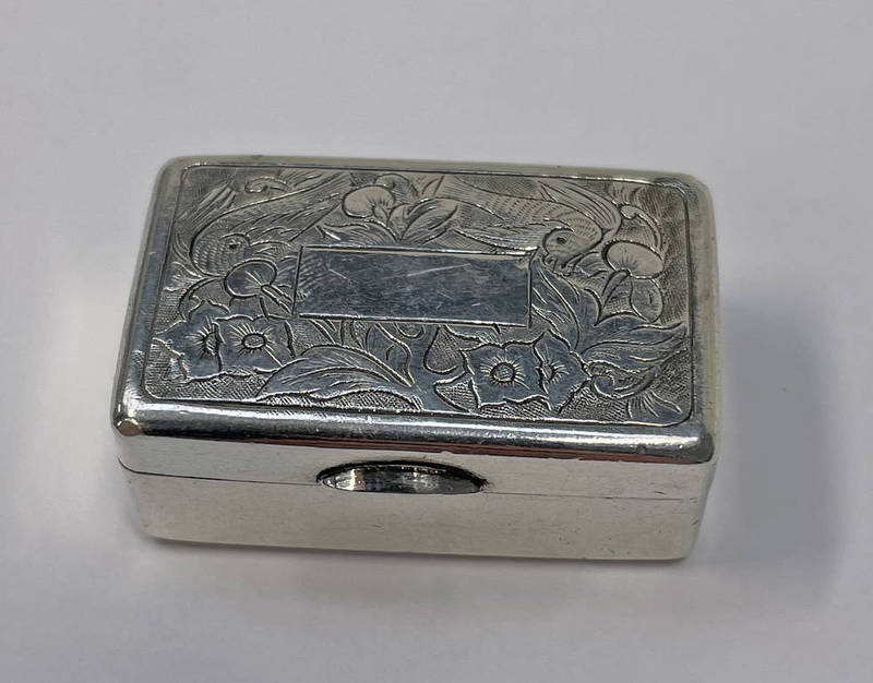 19TH CENTURY CHINESE SILVER SNUFF BOX WITH GRAPE VINE DECORATION BY HUNG CHONG,