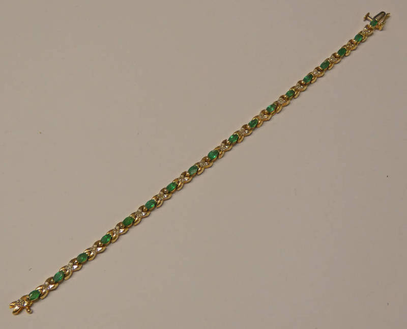 18CT GOLD EMERALD & DIAMOND LINE BRACELET - 17.5 CM LONG, 9.