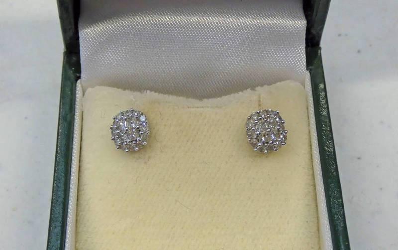 PAIR 9K GOLD DIAMOND CLUSTER EARSTUDS