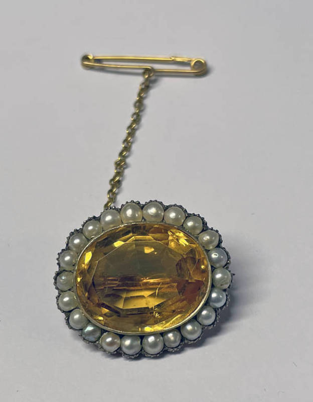 EARLY 19TH CENTURY OVAL CITRINE & HALF PEARL BROOCH IN AN UNMARKED YELLOW METAL SETTING - 2.