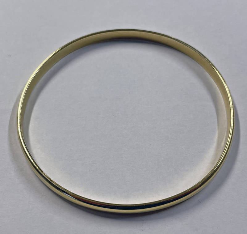 YELLOW METAL SLAVE BANGLE, UNMARKED - 7.5 CM INNER DIAMETER, 32.