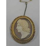 VICTORIAN CAMEO BROOCH IN AN UNMARKED YELLOW METAL MOUNT WITH A ROPE TWIST BORDER - 3.