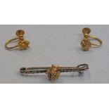 UNMARKED YELLOW METAL BAR BROOCH WITH GOLD NUGGET TO CENTRE AND MATCHING EARRINGS - 6.